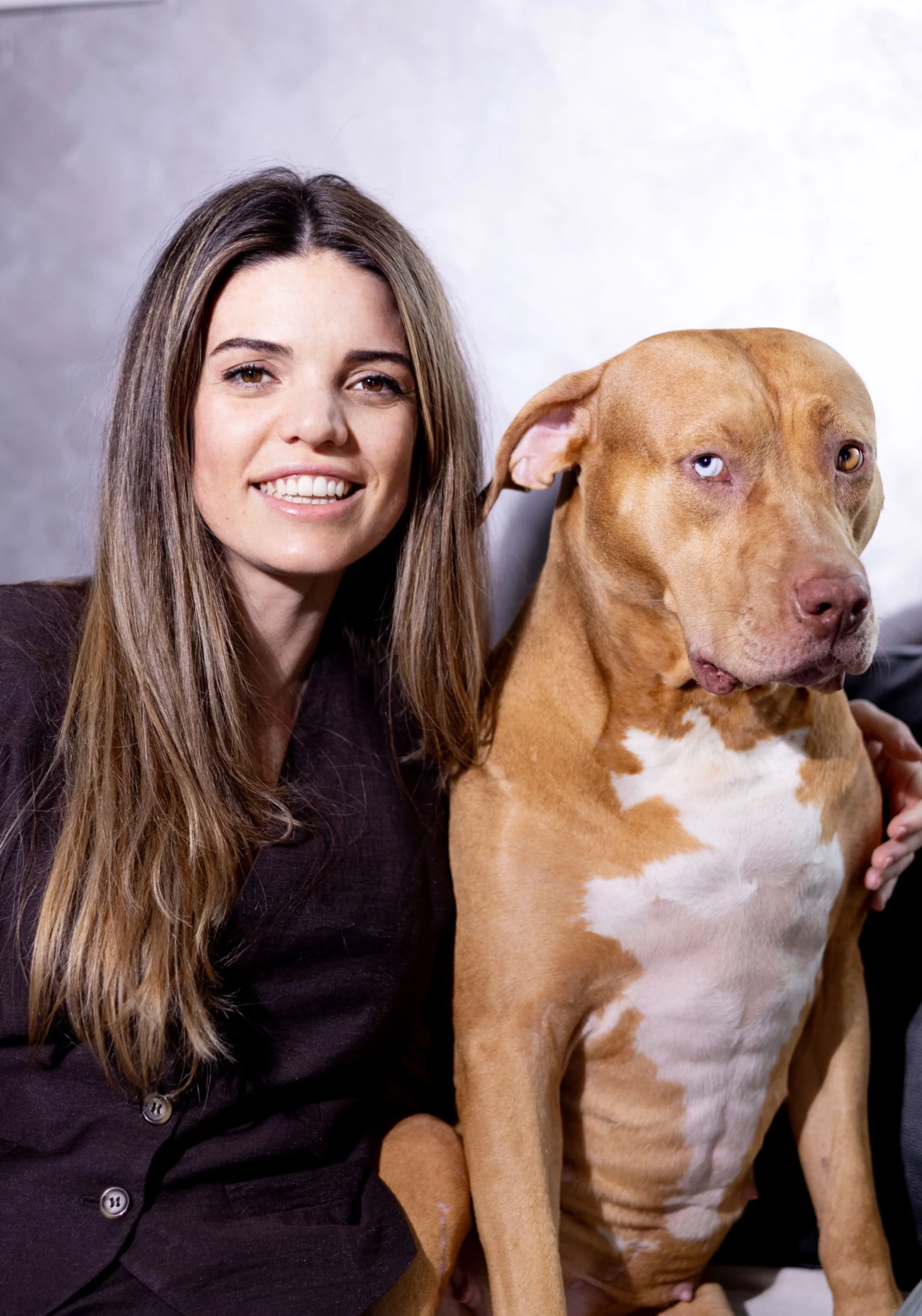 Alessia Chirico con Daytona, il cane che oggi è al fianco della fondatrice dello Studio Myaweb